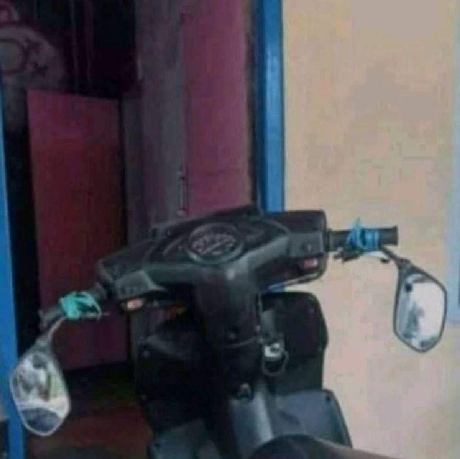 Cara pasang spion nyeleneh dikendaraan ini bikin geleng-geleng kepala